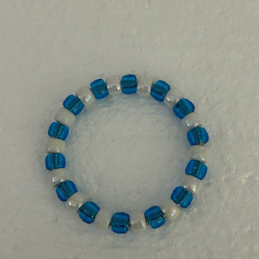 Handmade Blue and White Beaded Bracelet with Elastic Design
